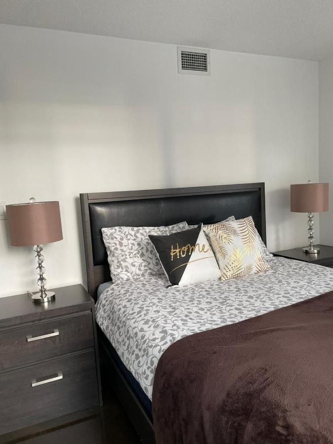 Toronto Downtown Luxurious Stylish 3 Bedroom 3 Bath 2 Balconies Near Rogers Centre Lakeview Condo Luaran gambar